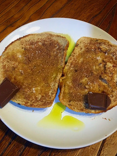 Una foto de Tostadas de pan con semillas de sésamo y lino, chocolate, AOVE y sal marina