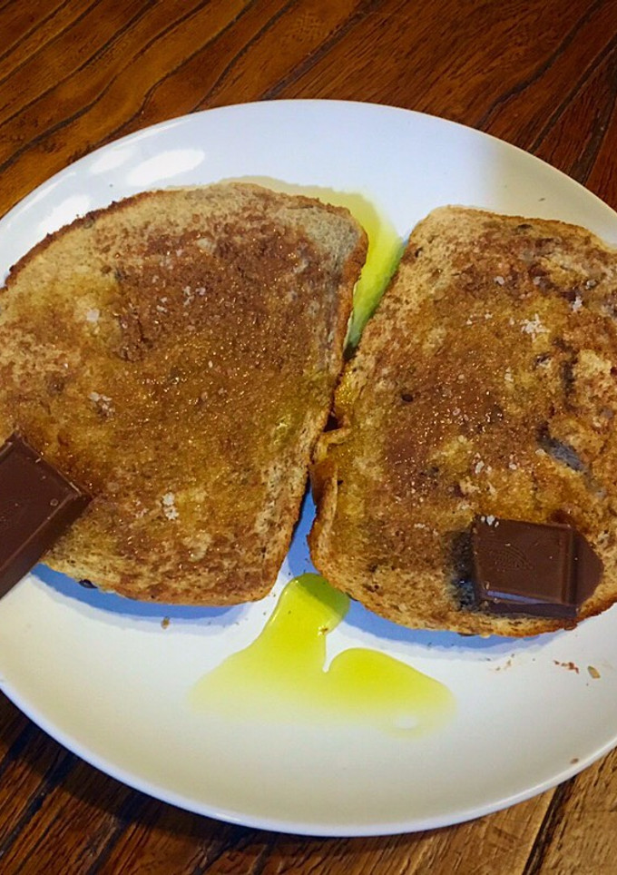 Una foto de Tostadas de pan con semillas de sésamo y lino, chocolate, AOVE y sal marina