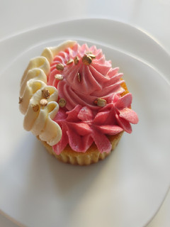 Una foto de Cupcakes de Champaña con relleno de fresa y Buttercream de Coco