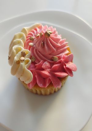 Una foto de Cupcakes de Champaña con relleno de fresa y Buttercream de Coco