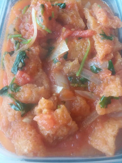 Una foto de Chicharrón con tomate rojo