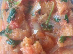 Una foto de Chicharrón con tomate rojo