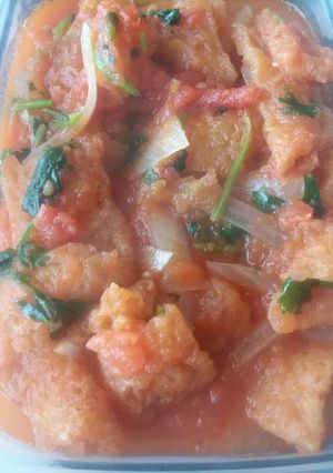 Una foto de Chicharrón con tomate rojo