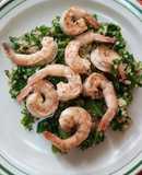 Ensalada de quinoa, kale y camarones con aderezo de tahini