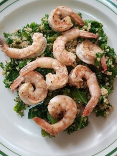 Una foto de Ensalada de quinoa, kale y camarones con aderezo de tahini