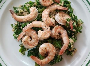Una foto de Ensalada de quinoa, kale y camarones con aderezo de tahini
