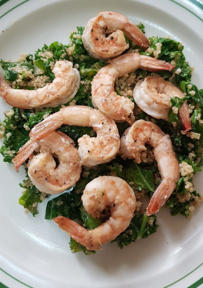 Una foto de Ensalada de quinoa, kale y camarones con aderezo de tahini
