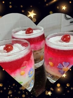 ஸ்ட்ராபெரி ஜெல்லோ டெஸெர்ட் வாலெண்டின்ஸ் டே ஸ்பெஷல் (Strawberry dessert recipe in tamil) செய்முறை முக்கிய புகைப்படம்