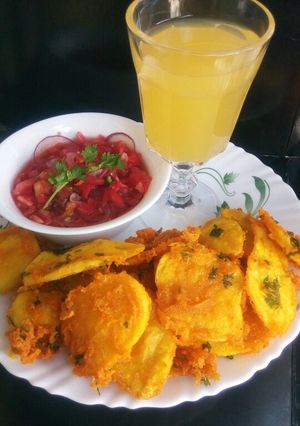A picture of Bhajiah with tamarind kachumbari and pineapple juice.
