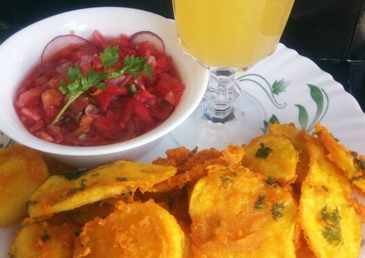 Bhajiah with tamarind kachumbari and pineapple juice