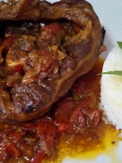 Una foto de Osobuco de ternera guisado