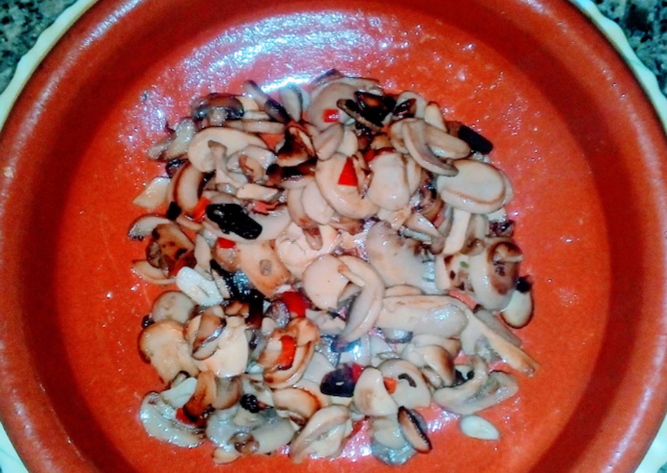 Champiñones al ajillo