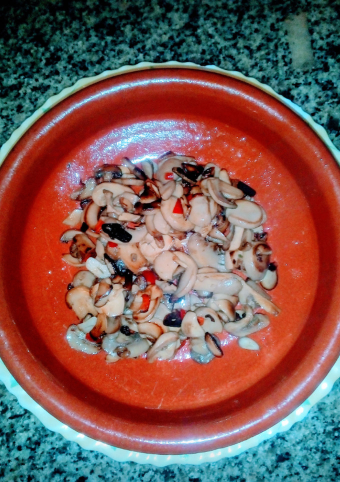 Una foto de Champiñones al ajillo