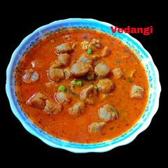 A picture of Soya Chunks Green Peas Curry.