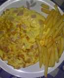 Omelette de jamón y queso con papas fritas