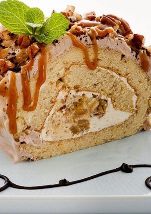 Una foto de Rollo De Tarta De Queso De Crema De Orujo 🍌