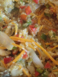 Una foto de Quinoa con verduras curry y salsa soja
