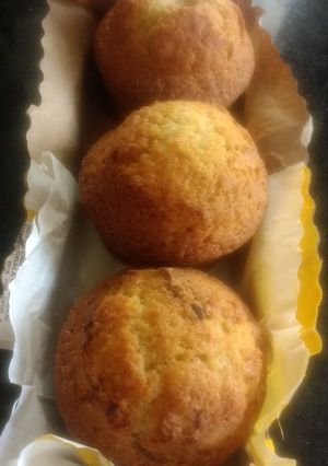 Una foto de Muffins de naranja y trozos de chocolate