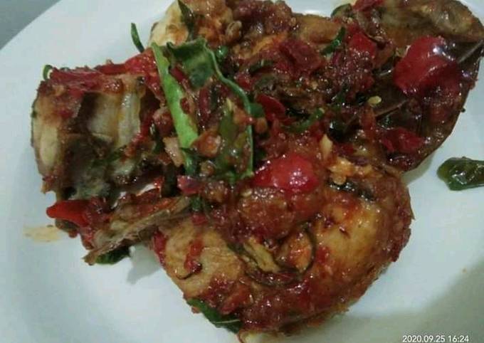 Ayam goreng pedas bumbu daun jeruk