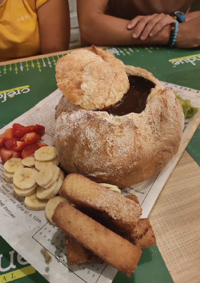 Una foto de Fondue de chocolate en pan payés y frutas