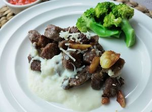 Foto resep Steak Cube Saikoro Wagyu dengan Saus Susu Keju
