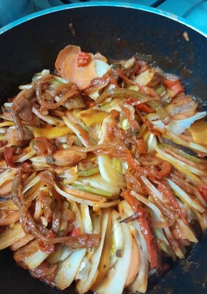 Una foto de Verduras varias tipo Ratatouille 🍲🧑‍🍳🍷