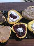 Keto - Tarteletas rellenas con crema de frutos rojos y muffins con cubiertas locas