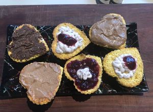 Una foto de Keto - Tarteletas rellenas con crema de frutos rojos y muffins con cubiertas locas