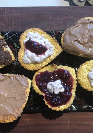 Una foto de Keto - Tarteletas rellenas con crema de frutos rojos y muffins con cubiertas locas