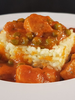 Una foto de Magra con tomate y guisantes. Receta tradicional