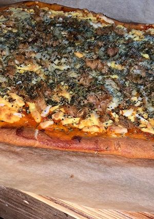 Una foto de Pizza de atún y queso azul