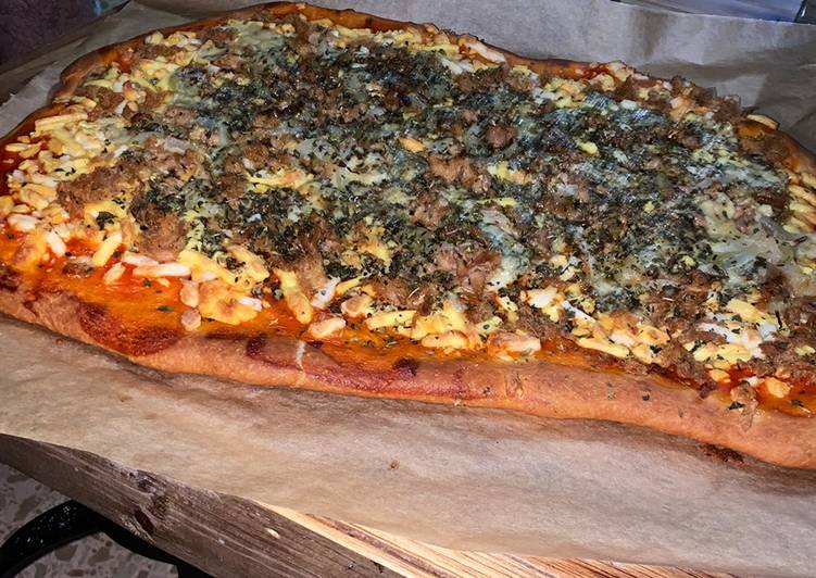 Pizza de atún y queso azul