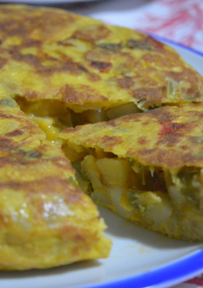 Una foto de Tortilla de patatas con piperrada
