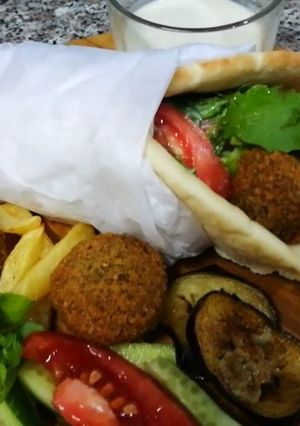 A picture of Falafel sandwich||Falafel wrap.