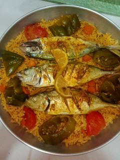 صورة لوصفة أرز بالسمك 😋ببقايا مرق دجاج