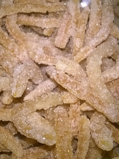 Una foto de Tiritas de cáscaras de naranjas caramelizadas