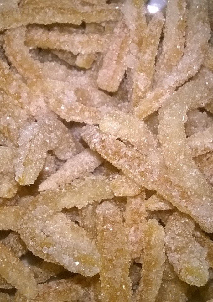 Una foto de Tiritas de cáscaras de naranjas caramelizadas