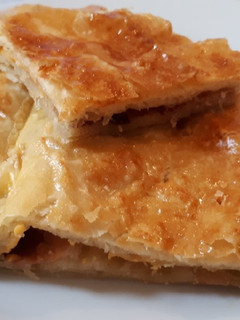 Una foto de Empanada de jamón serrano, queso y dátiles