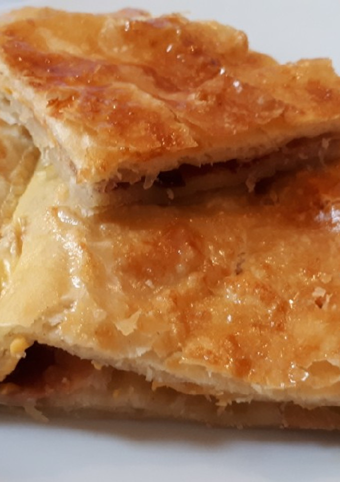 Una foto de Empanada de jamón serrano, queso y dátiles