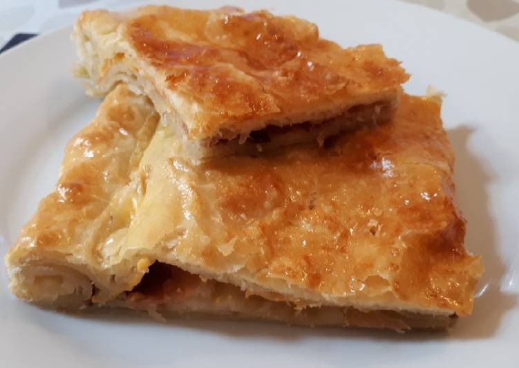 Empanada de jamón serrano, queso y dátiles