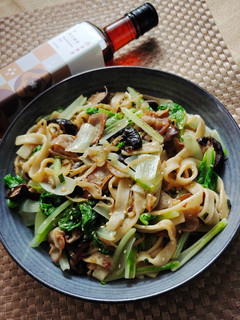 黑芝麻油炒榨菜板條 的食譜成品照片