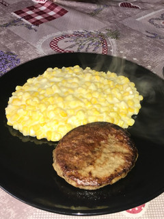Una foto de Choclo a la crema con hamburguesa