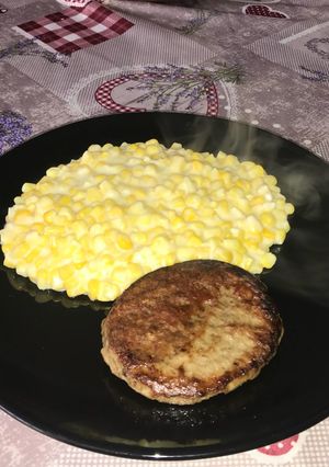 Una foto de Choclo a la crema con hamburguesa