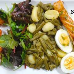 Una foto de Ensalada Niçoise con salmón