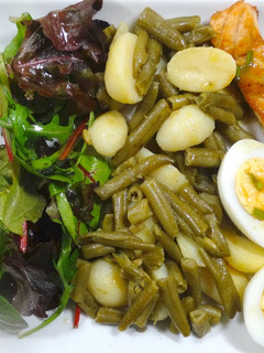 Una foto de Ensalada Niçoise con salmón