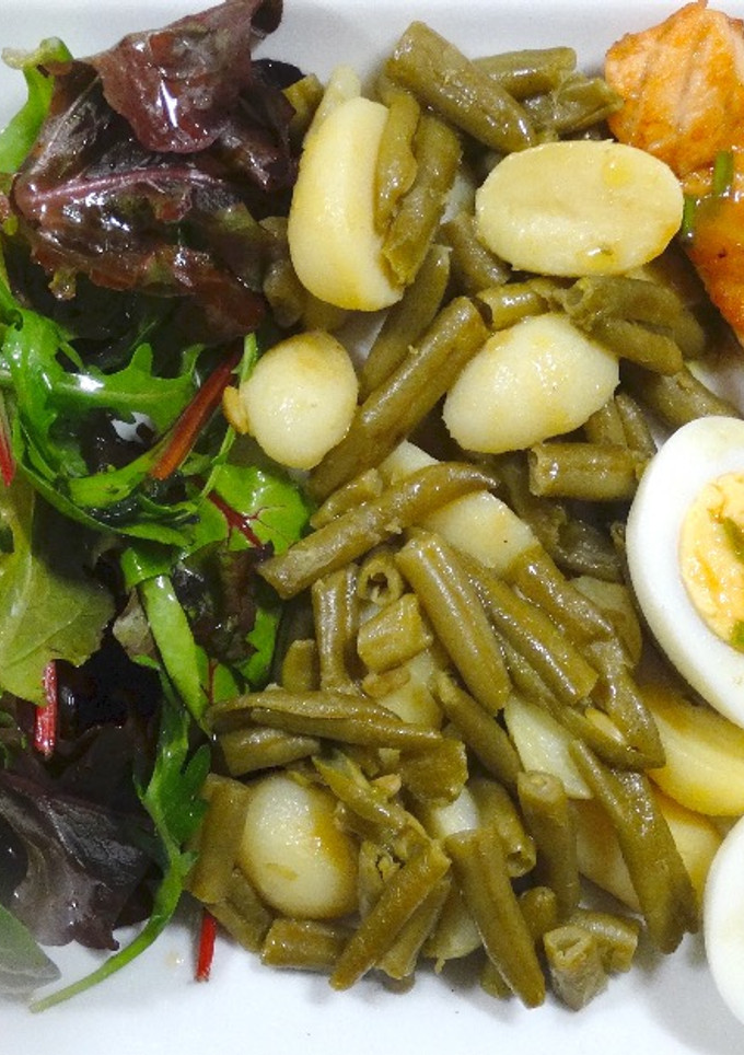 Una foto de Ensalada Niçoise con salmón