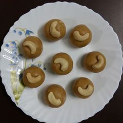 A picture of Peanut Laddoo.
