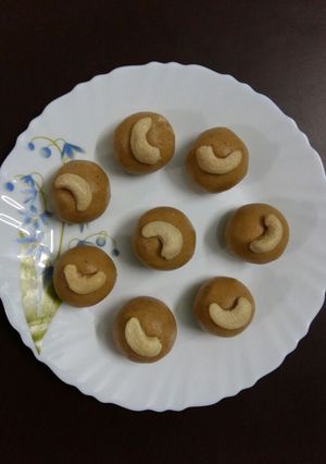 A picture of Peanut Laddoo.