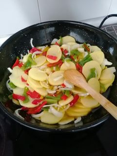 Una foto de Patatas a lo pobre con huevo frito