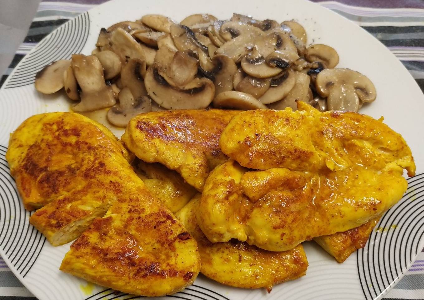 Pechugas de pollo con cúrcuma y champiñones